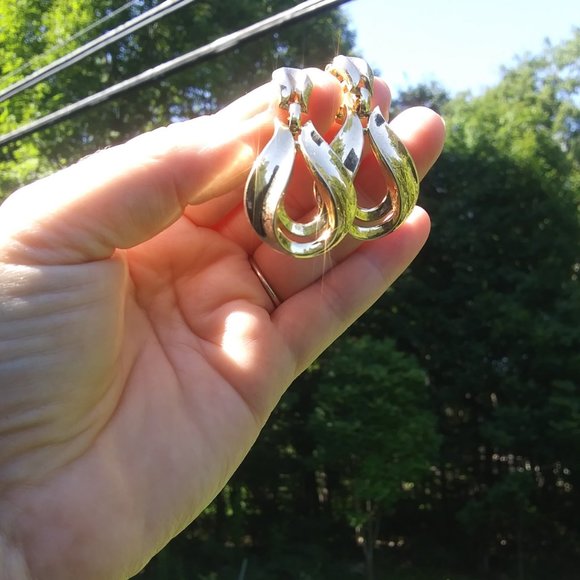 Vintage Crown Trifari gold tone clip dangle earrings - Picture 5 of 16